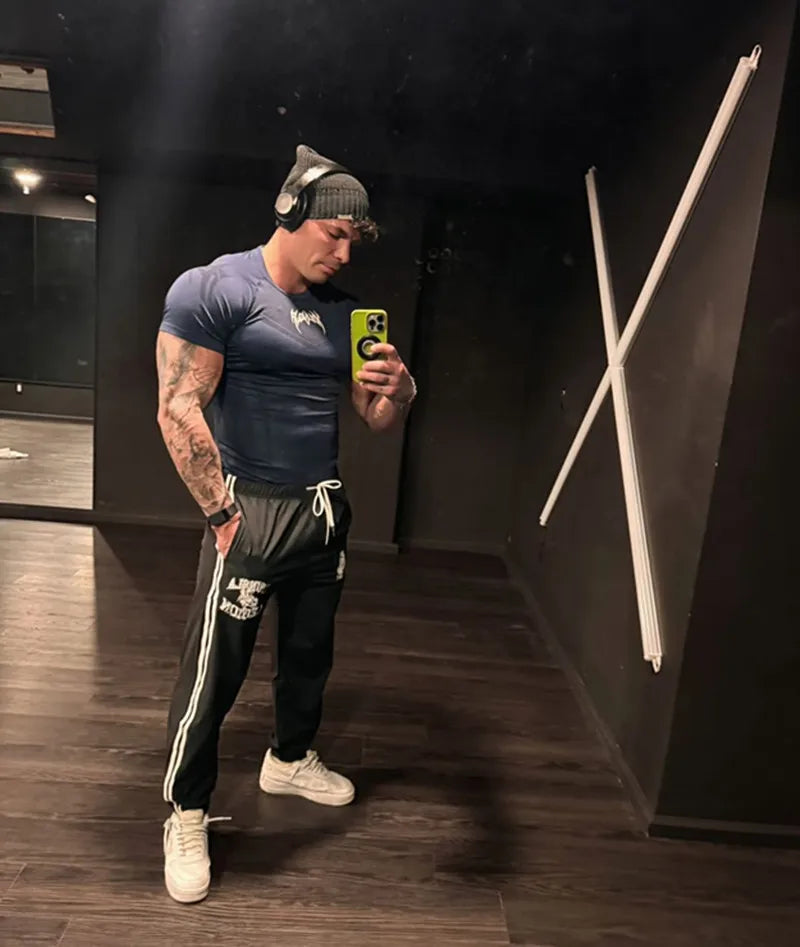 Camiseta masculina de manga curta – modelo 2025 para primavera e outono, estilo fitness, de secagem rápida, respirável, elástica e com ajuste justo ao corpo.