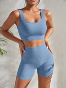 Conjunto Feminino de Yoga Sem Costura com Canelado – 2 Peças Inclui top cropped e shorts de cintura alta. Ideal para academia, fitness, corrida e treino.