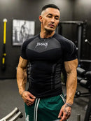 Camiseta masculina de manga curta – modelo 2025 para primavera e outono, estilo fitness, de secagem rápida, respirável, elástica e com ajuste justo ao corpo.