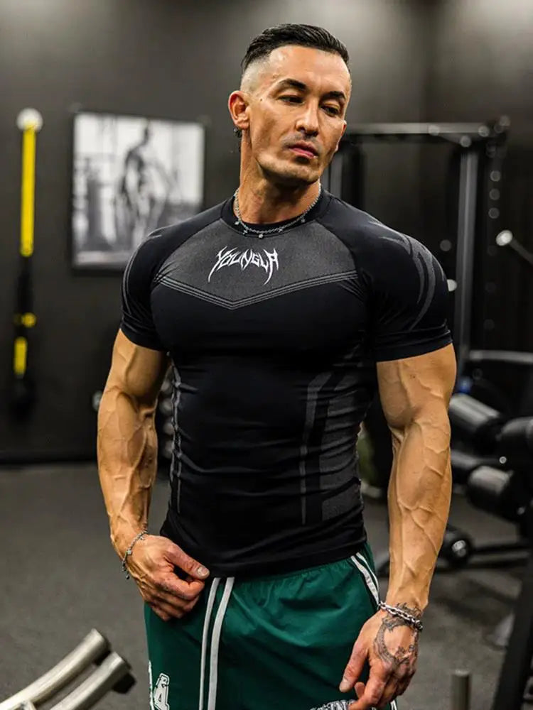 Camiseta masculina de manga curta – modelo 2025 para primavera e outono, estilo fitness, de secagem rápida, respirável, elástica e com ajuste justo ao corpo.