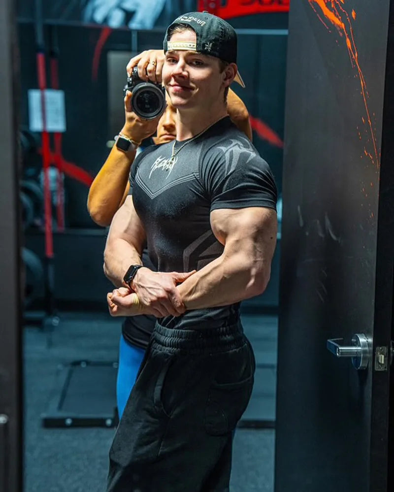 Camiseta masculina de manga curta – modelo 2025 para primavera e outono, estilo fitness, de secagem rápida, respirável, elástica e com ajuste justo ao corpo.