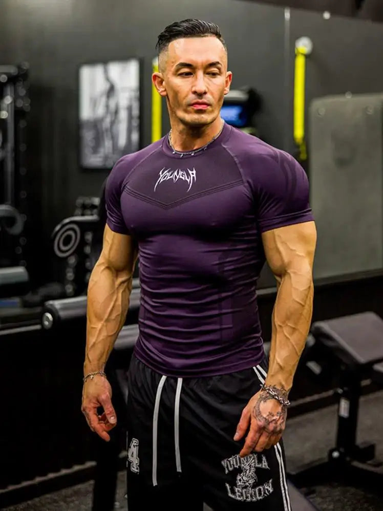 Camiseta masculina de manga curta – modelo 2025 para primavera e outono, estilo fitness, de secagem rápida, respirável, elástica e com ajuste justo ao corpo.