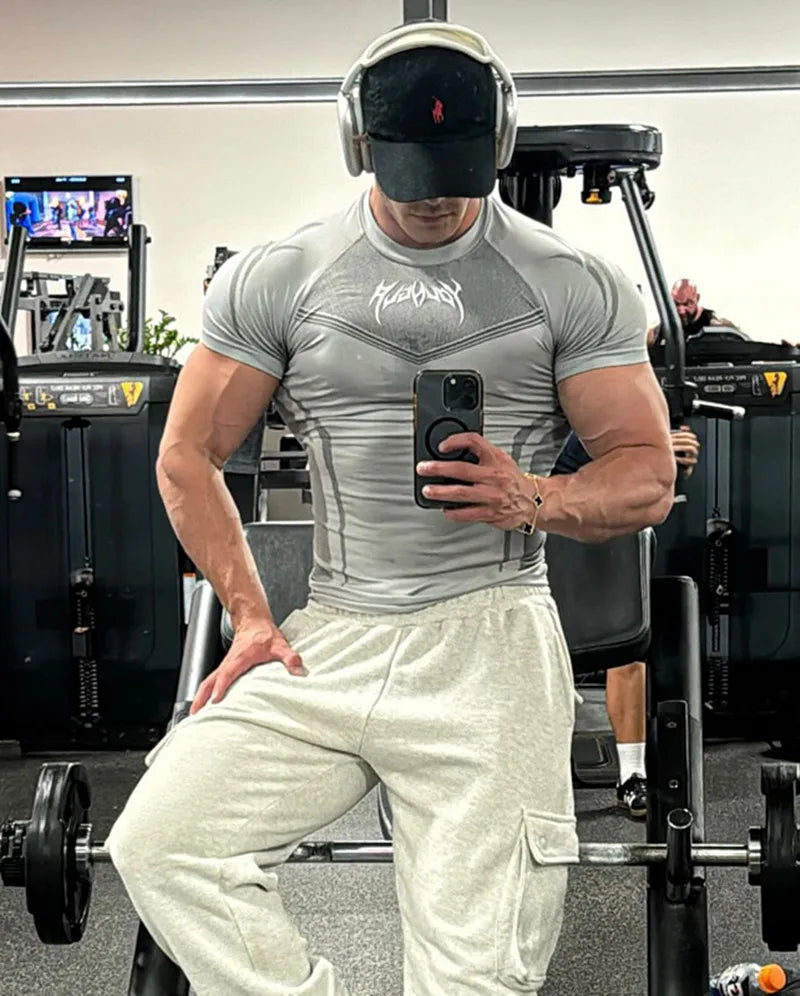 Camiseta masculina de manga curta – modelo 2025 para primavera e outono, estilo fitness, de secagem rápida, respirável, elástica e com ajuste justo ao corpo.