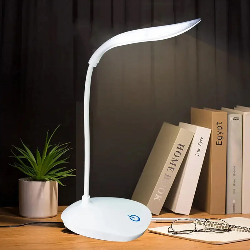 Luminária de Mesa LED para Leitura Portátil, recarregável via USB, com controle por toque e ajuste de brilho. Ideal para estudo, proteção dos olhos e iluminação de escritório ou quarto.