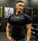 Camiseta masculina de manga curta – modelo 2025 para primavera e outono, estilo fitness, de secagem rápida, respirável, elástica e com ajuste justo ao corpo.