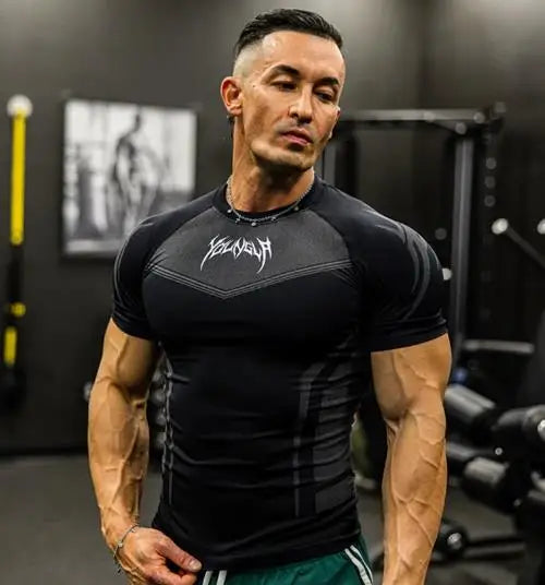 Camiseta masculina de manga curta – modelo 2025 para primavera e outono, estilo fitness, de secagem rápida, respirável, elástica e com ajuste justo ao corpo.