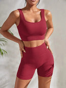 Conjunto Feminino de Yoga Sem Costura com Canelado – 2 Peças Inclui top cropped e shorts de cintura alta. Ideal para academia, fitness, corrida e treino.