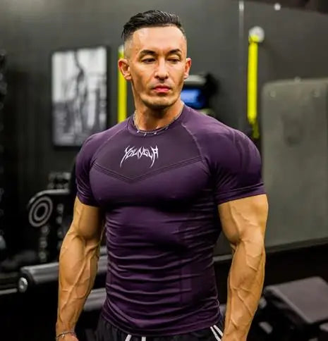 Camiseta masculina de manga curta – modelo 2025 para primavera e outono, estilo fitness, de secagem rápida, respirável, elástica e com ajuste justo ao corpo.