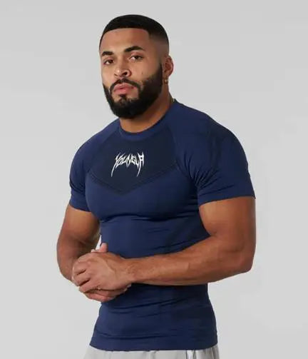 Camiseta masculina de manga curta – modelo 2025 para primavera e outono, estilo fitness, de secagem rápida, respirável, elástica e com ajuste justo ao corpo.